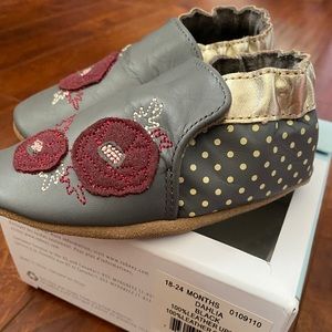 NWT-Robeez, Gold&Gray w/exquisite embroidery, Black Dahlia Booties Sz 18-24 mos